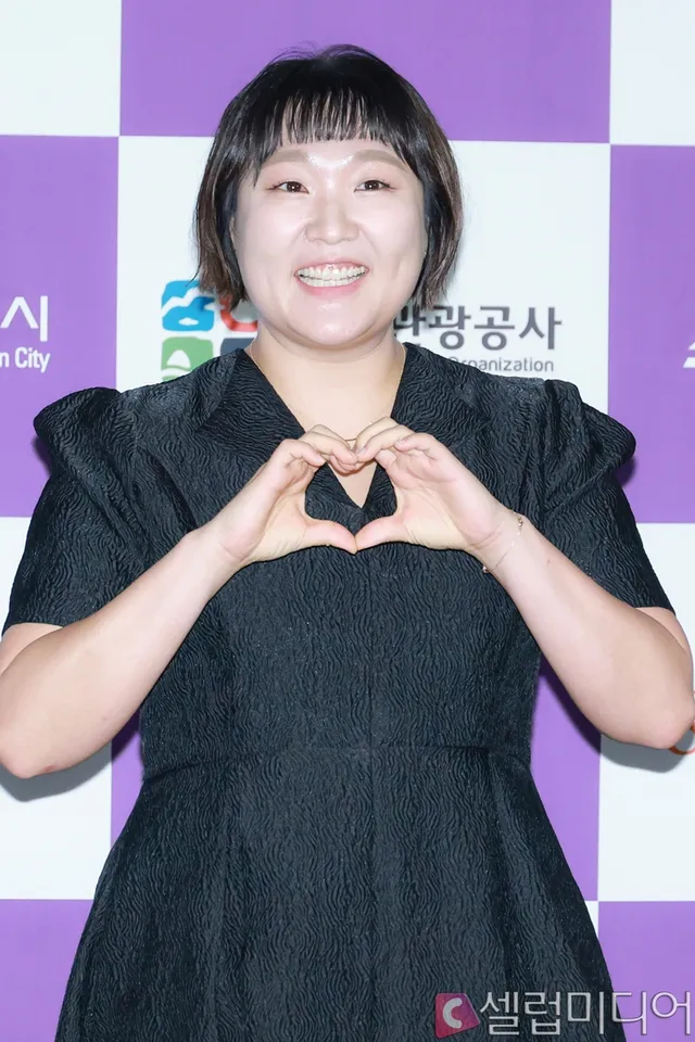 이수지, 공무원 패러디 논란에 사과…영상 편집에도 비판 계속[셀럽이슈...

[셀럽미디어 정원희 기자] 코미디언 이수지가 공무원 패러디 영상으로
