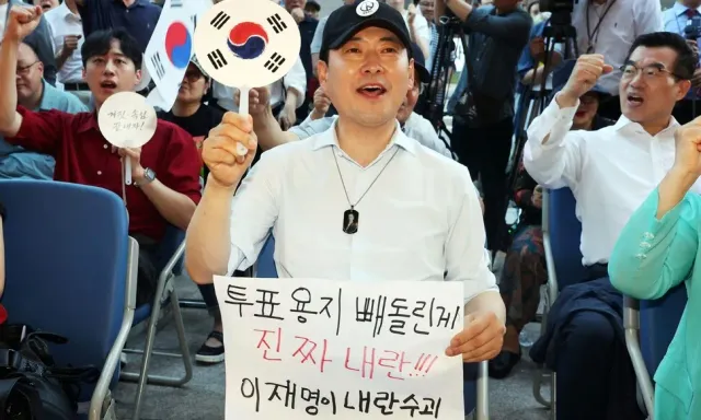 장동혁, 이번엔 광주에서 “이재명이 내란수괴” 손팻말

“재명아, 나랑 싸우자”는 반말 손팻말을 들어 ‘막말 정치’ 비판을 받는 장동혁 국민의힘