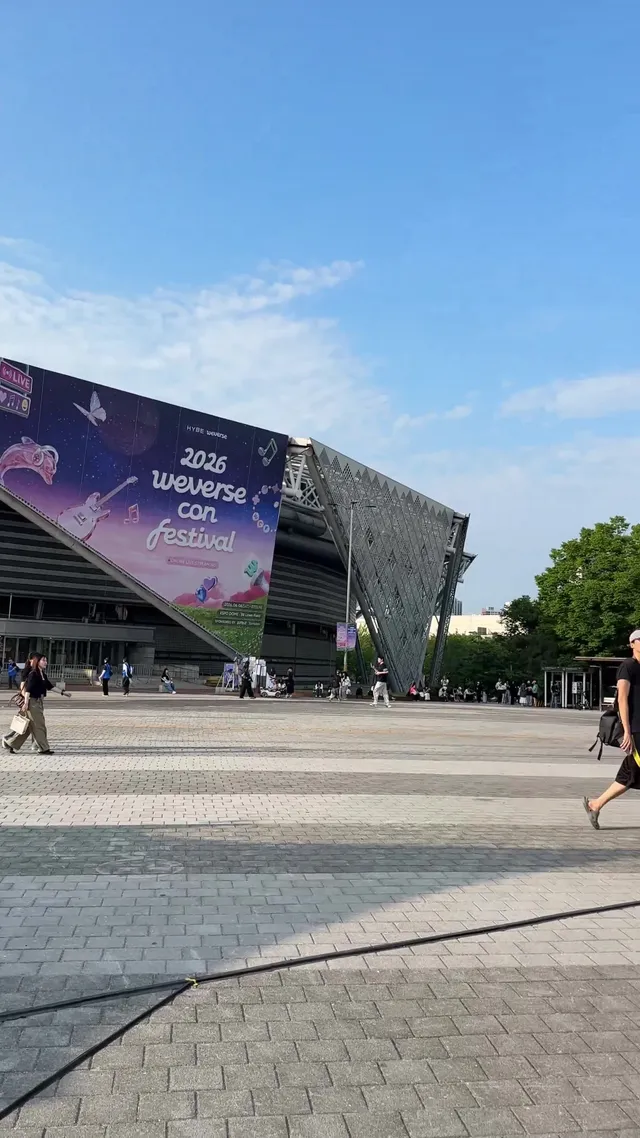올림픽공원 들어서면 극우들의 재선거 구호가 공간을 완전히 점령하고 있다. 태극기 흔들며 퍼레이드 하듯 계속 오가고, 심지어 버스킹도 하고 있음.