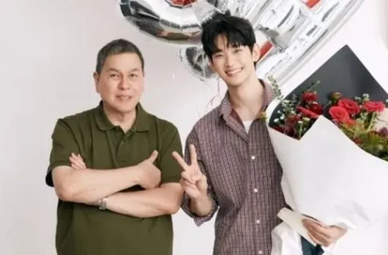 [강일홍의 이슈토크] 김수현, 광고촬영·SNS 부활…대본 40편 '차기작 러...

이수지 정치색 논란 증폭, 제작진 해명에도 여론 엇갈린 이유