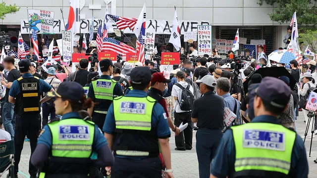 "국회 국조특위 못 지나가!" 경찰 폭행 개표소 시위대 구속 기소

국회 국조특위의 잠실 개표소 현장 검증 과정에서 경찰관을 폭행한 혐의를 받는