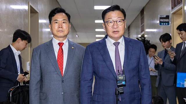 '헌법의 날' 반쪽 행사 전락 위기…국힘 지도부, 제헌절 기념식 불참

'헌법의 날' 반쪽 행사 전락 위기…국힘 지도부, 제헌절 기념식 불참올해