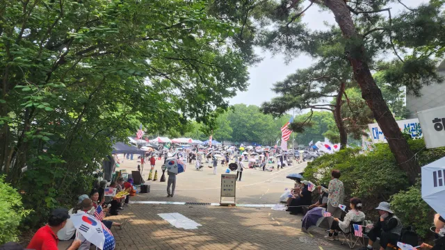올림픽공원 지금 13시56분 땡볕인데 여전히 힘찬 구호