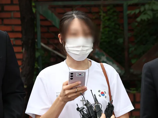 [속보] 경찰, 개표소 출입 막은 ‘올다르크’ 여성 등 구속영장

경찰이 ‘잠실 개표소 시위’ 당시 서울 송파구 올림픽공원 핸드볼경기장 출입을 