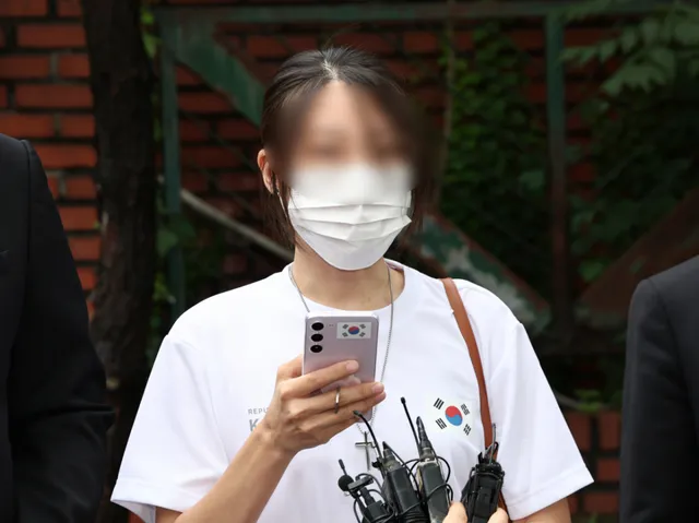 경찰, '잠실 올다르크·국가대표 불법수색 남성'에 구속영장 신청

경찰이 '잠실 개표소 시위' 현장에서 올림픽공원 핸드볼경기장 문을 막아 체육단