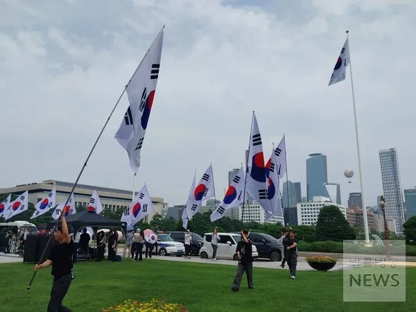 '독재는 침묵 먹고 자란다'... 국민의힘 "입틀막법 폐지" 여론전

[법률방송뉴스]'독재는 침묵을 먹고 자란다.'16일 오후 국회 본관 앞에는