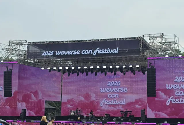 위버스콘보러 올림픽공원 왔는데
씨큐가
시위 온 어르신들 기념사진 찍어주고 있음;
ㅋㅋㅋㅋㅋㅋㅋㅋㅋㅋㅋㅋㅋㅋ
그리고 어떤 할아버지가 나한테 따봉하