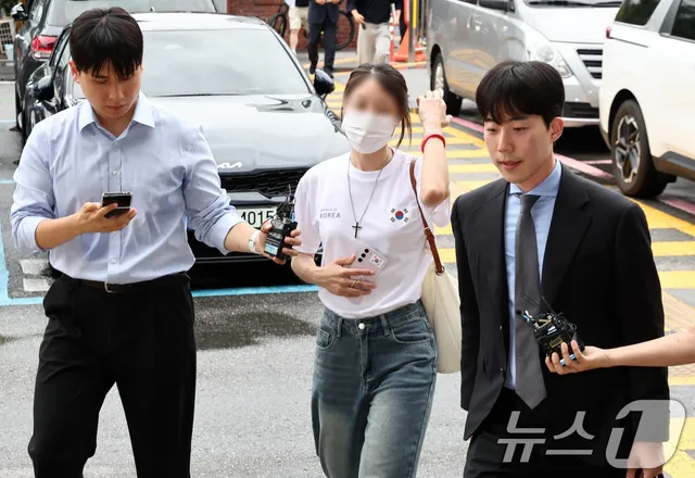 개표소 진입 막은 '올다르크', 21일 구속 심사…경찰 방해 3명 영장 신청...

핸드볼 주니어 대표팀 불법 수색한 피의자도 같은 날 구속 여