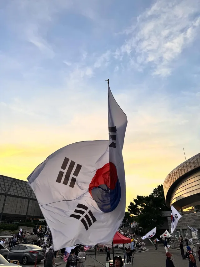 이번 겨울, 인생 첫 유럽여행 가려고 
작년부터 준비했었는데

올림픽공원에서
눈사람이나 만들어야겠다. 

뜨거운 오뎅 국물 홀짝일 생각에
벌써부