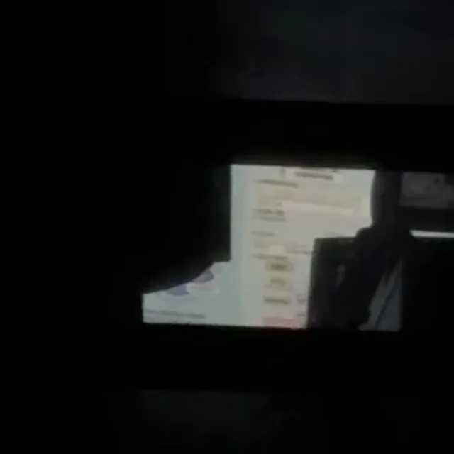 올공 2-3 2층에 모니터 빛이 있길래 찍었는데
찍고보니 화면이 움직였다.. 뭐지?