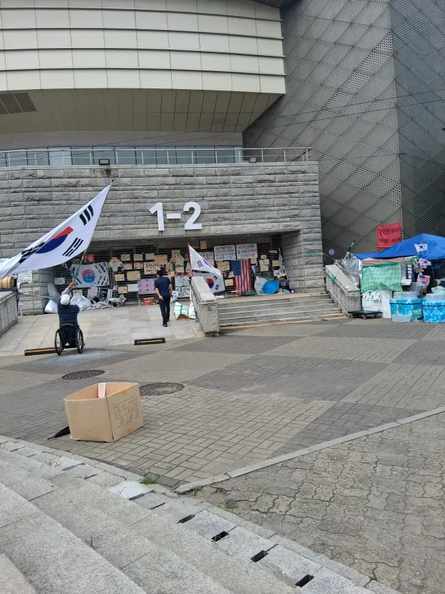 올공 도착했어요...
이전보다 많이 줄었네요...
우리들이 와서 재선거 전국 재선거 외쳐야 하는데..
전 여기서 8시까지 있다 가려고여..