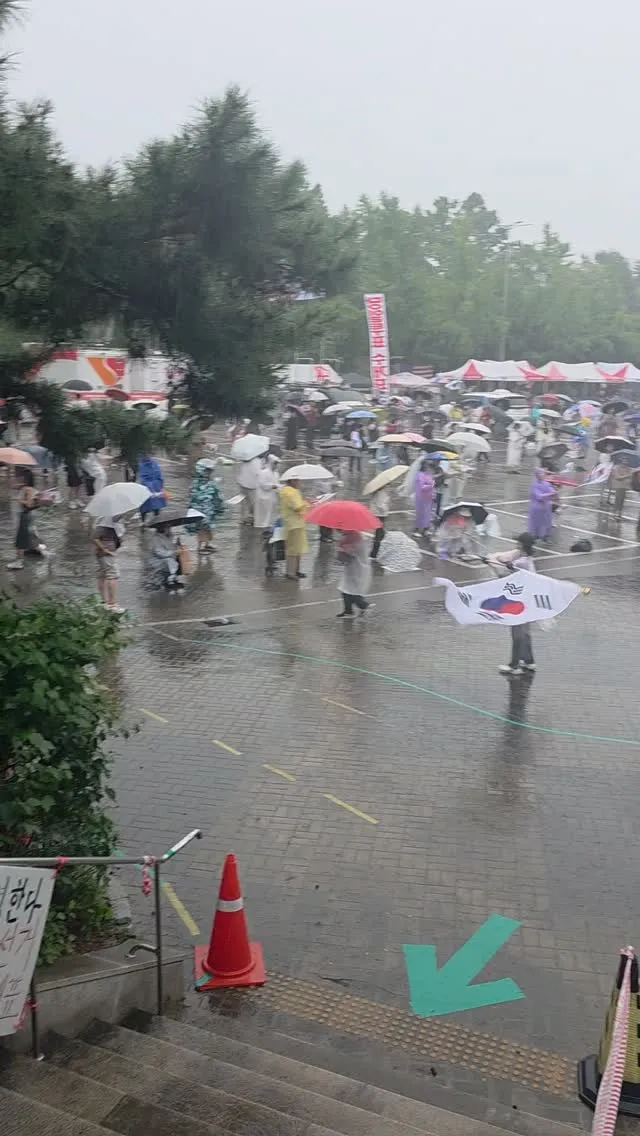 퇴근후 올공~저녁6시
비가오고 평일저녁이지만 
나라사랑하는마음