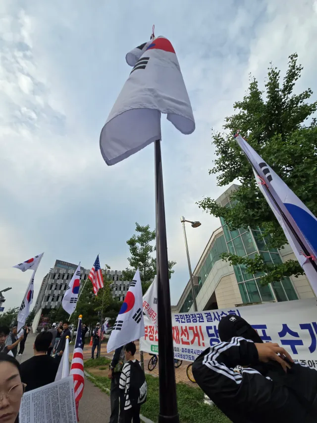 오늘은 파주 야당역 앞에서 2시간 기수했어요 🇰🇷
평일 올공은 멀오서 가기 힘들지만 ,,,
파주 지역에서도 진행되고 있어서 기쁘다 :) 💗