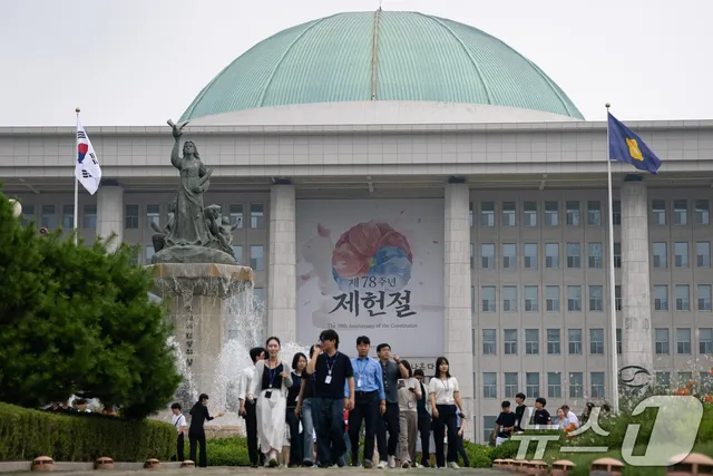 '18년 만의 빨간날' 국회서 제헌절 경축식…野 대표는 불참

17일 국회에 4부 요인·감사원장·헌정회장 등 참석 원 구성 협상 불발에 국힘 장