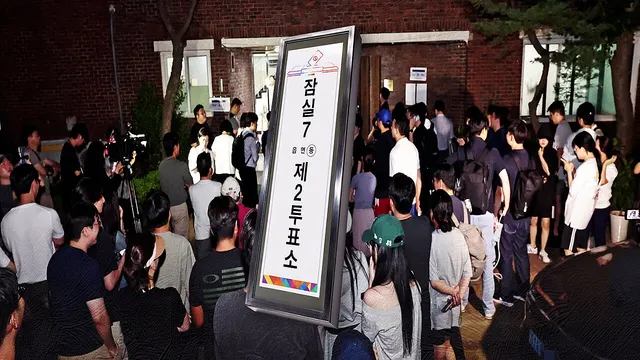 [단독] 투표소 문도 못 잠근 선관위…결국 난입 '아수라장'

저희가 입수한 잠실 7동 2투표소의 내부 CCTV 영상에는 투표가 끝난 뒤 상황도