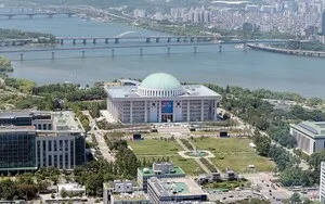국회, 제78주년 제헌절 경축식 개최

| 서울=한스경제 곽호준 기자 | 국회가 17일 서울 여의도 국회의사당 중앙홀에서 제78주년 제헌절 경축