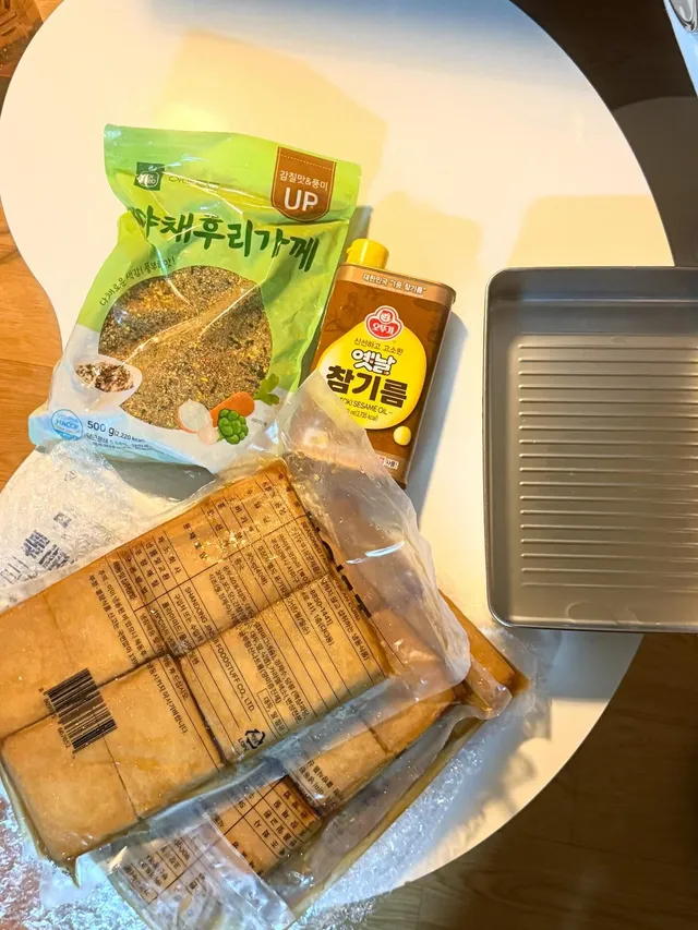 올공 유부공장 재료 다 도착^^.. 친한동생이 도와준다해서
일단 밥부터 먹임ㅋㅋㅋㅋㅋㅋㅋ
일부 만들고 냉장보관하고 잘건데 벌써 밥 4번째 지음 