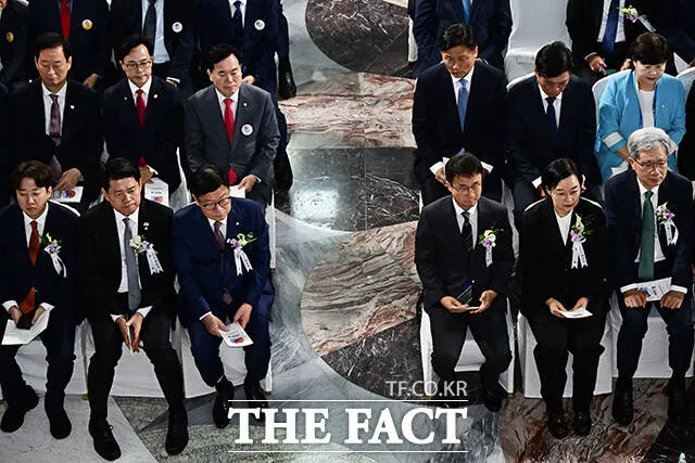 제헌절 경축식 불참한 장동혁 국민의힘 대표 [TF사진관]

정점식 국민의힘 원내대표(왼쪽 세번째)와 한병도 더불어민주당 대표 직무대행 겸 원내대