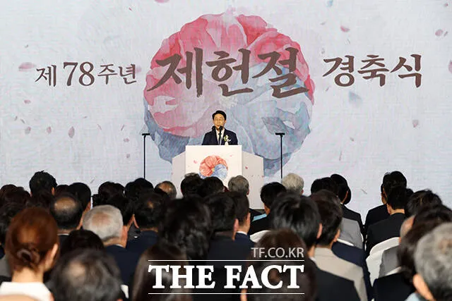 조정식 국회의장 "22대 국회서 10차 개헌 매듭짓자" [TF사진관]

조정식 국회의장이 17일 오전 서울 여의도 국회에서 열린 제78주년 제헌