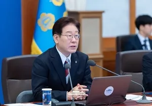 이 대통령 "12월3일 기념일로"… 장동혁은 경축식 대신 '올공행'

이재명 대통령과 조정식 국회의장이 제헌절을 맞아 윤석열씨의 비상계엄 선포가