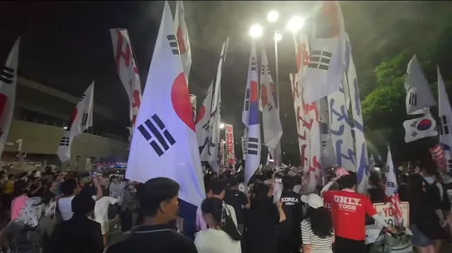 ‘재선거‘
’부정선거 재선거’

결국 하나로 재선거 하자는 뜻입니다.

‘재선거‘ 안들어가는 구호만 사라지면 ’올공’은 평화와 번영이 찾아 옵니