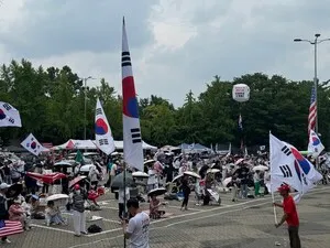 황교안 "투표용지 부족은 선거가 무너진 것...전국 재선거 해야"

황교안 자유와혁신 대표가 17일 제헌절 서울 송파구 올림픽공원 핸드볼경기장 