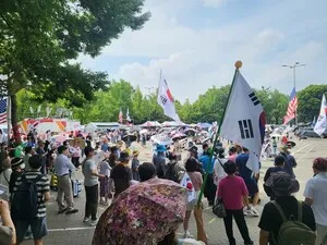 78주년 제헌절 아침, 잠실 핸드볼경기장 앞에 모인 사람들

오전 10시, 국회 본청 중앙홀에서 제78주년 제헌절 경축식이 시작됐다. 78년 전
