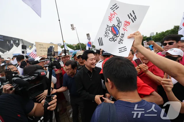 잠실 개표소 봉쇄시위 현장 찾은 장동혁 대표

(서울=뉴스1) 안은나 기자 = 장동혁 국민의힘 대표가 6·3지방선거 이후 한 달 넘게 개표소 봉
