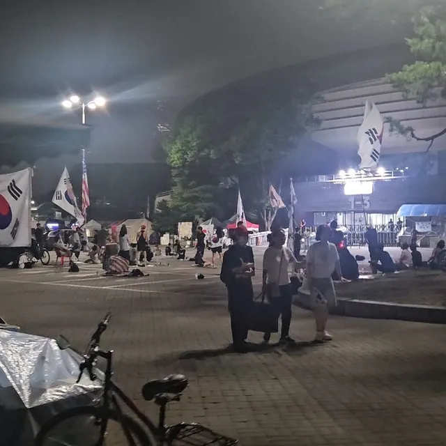 17일 올공 새벽
밤샘 근무한 남편 끌고 올공 갔다.
남편은 차에서 자고
난 부정선거 재선거를 외치다 날이 밝았다.
난 여기까지 나머지 시간을 