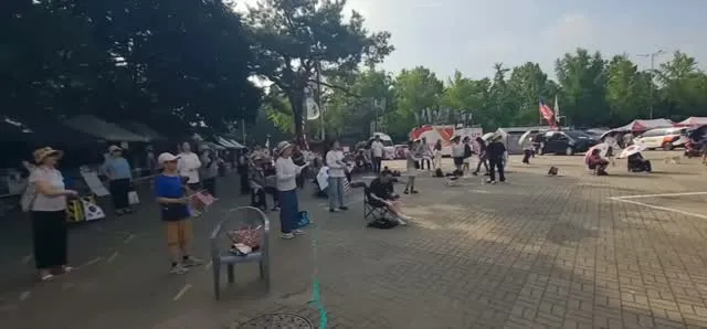 현재 이 시각 올림픽공원 핸드볼경기장에
제헌절인데 현장에 나와주신 시민분들이
구호를 외쳐주시면서, 태극기를 흔들어주고 계십니다.