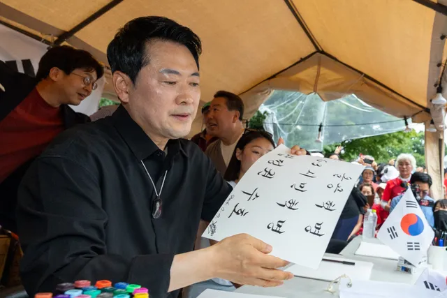 이승만 목걸이 한 장동혁 “중도확장 안 한다고? 올공 시민들과 함께하...

장동혁 국민의힘 대표가 중도 확장 비판에 대해 “국민 다수가 원하는