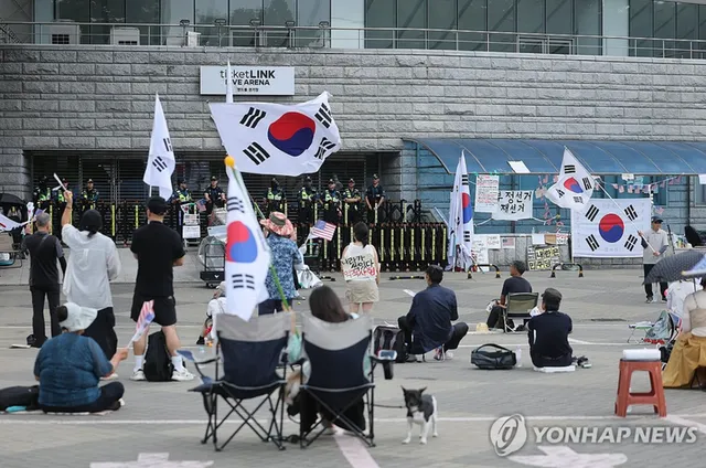 제헌절 올림픽공원 집회 현장 찍어 올렸다가 고소?…SNS 공유도 문제 될...

제헌절 집회 현장을 촬영해 SNS에 올리면 초상권 침해나 명예훼