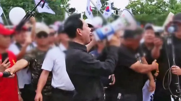 오늘은 제헌절인데…'올공' 찾은 장동혁 "재선거"

제헌절 경축식에 불참하고 올림픽공원으로 간 장동혁 국민의힘 대표는 자신이 직접 쓴 손팻말을 