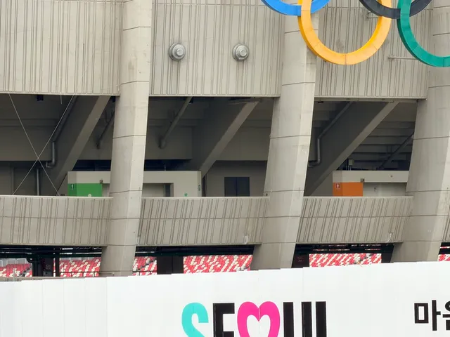 공사 중인 잠실주경기장 임시야구장을 바로 앞에서 찍어봤습니다. https://t.co/3P1wZnOSEC