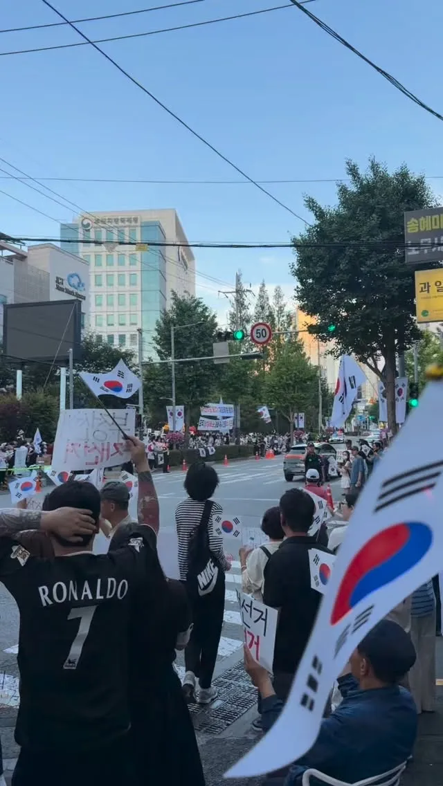 부산에서 외치다 드디어 서울 왔다!!!!!

밤 산책 겸 올공 갔는데..
아이 안고 잠깐 외치는데도 어찌나 땀이 나던지ㅜ
숙소 오자마자 찬물샤워