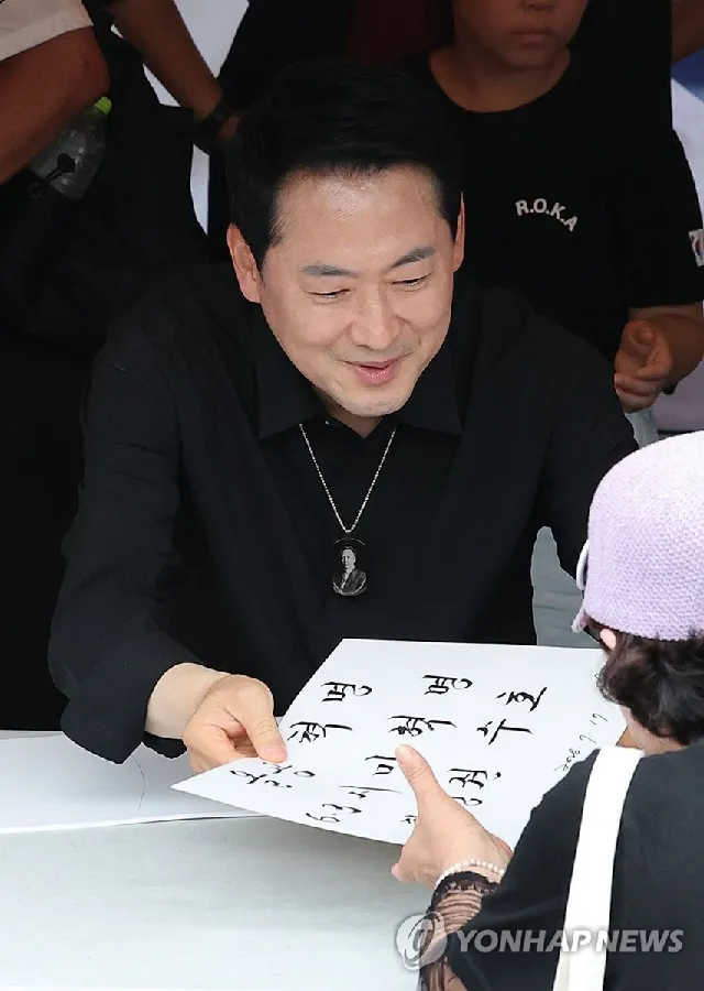 이승만 목걸이 건 장동혁, '참정권 회복' 올공行 … "정권 이미 실패"

장동혁 국민의힘 대표가 17일 제헌절을 맞아 서울 올림픽공원의