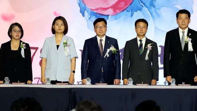 빛바랜 제헌절…두 달째 국회 공전 두고 여야는 남 탓만

18년 만에 공휴일로 다시 지정된 제헌절을 맞아 국회에서 경축식이 열렸습니다. 하지만 