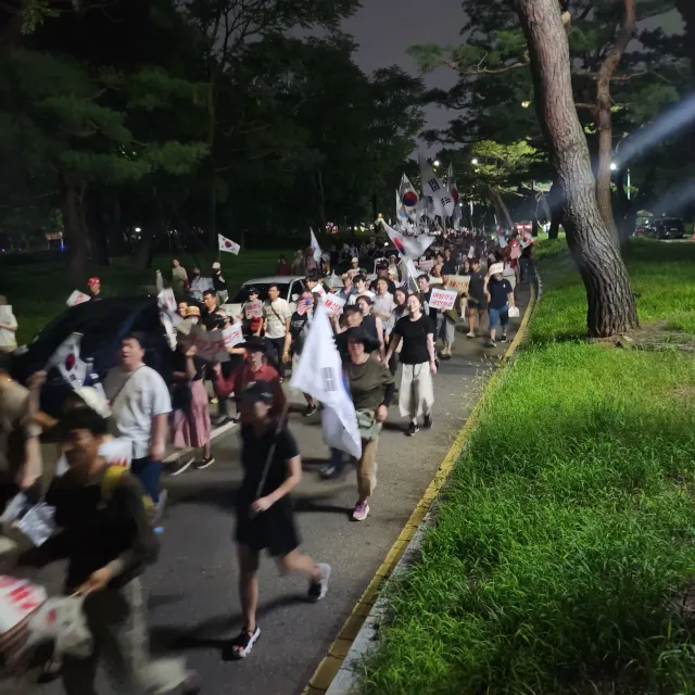 티키씨 진짜대단..
아침부터 서울가서 4시30분부터9시까지 아스팔트를걸으며 
🫡부정선거 재선거 당일투표 수개표🫡
를 외치며 올공까지 골인하는