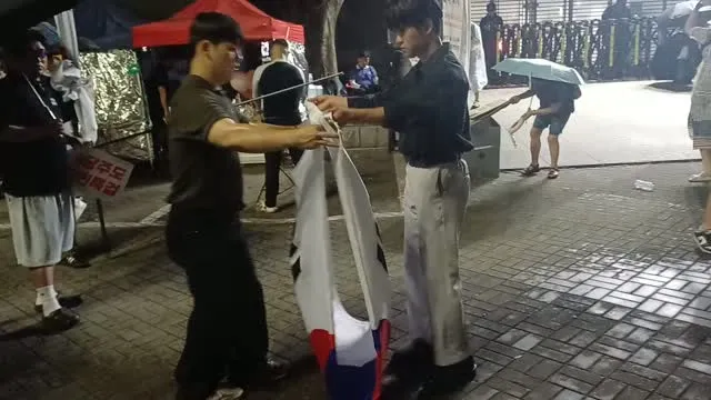 오늘 올림픽공원 핸드볼경기장 인근에서 잠실민주화운동에 참여한 청년들을 보았습니다.

갑자기 비가 내리자 청년들은 대형 태극기가 젖거나 땅에 닿지