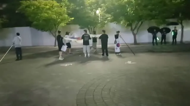 오늘 올림픽공원 핸드볼경기장 인근에서 잠실민주화운동에 참여한 청년들을 보았습니다.

갑자기 비가 내리자 청년들은 대형 태극기가 젖거나 땅에 닿지