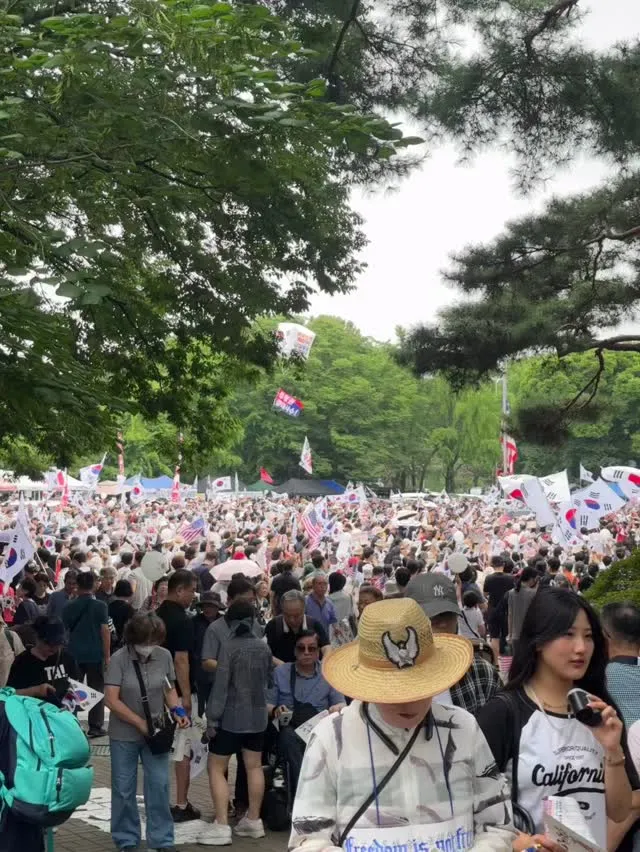 현재 이 시각 올림픽공원 핸드볼경기장에
많은 시민분들이 자리에 함께해주고 계십니다.
(날씨가 많이 더운관계로 음료수나 아이스크림 필수)