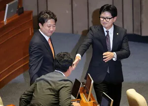 나쁜 놈, 더 나쁜 놈, 이상한 놈, 안 변하는 놈

국민의힘은 5호 16국 시대2026 북중미 월드컵 축구대회의 열기가 절정으로 치닫고 있다.
