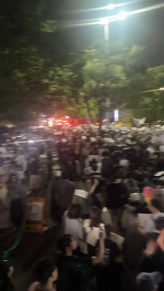 6.6 오후 9:30 
다시는 못 볼 모습이긴 하다.
우파 집회에 흔히 있는 큰 대형 태극기, 성조기도 없고
멸공 굿즈들도 없고 
진짜 찐 일반