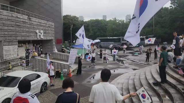 폭우가 퍼붓고난후 지금 올림픽공원. 
애국강아지도 쫄딱 젖은ㅜ