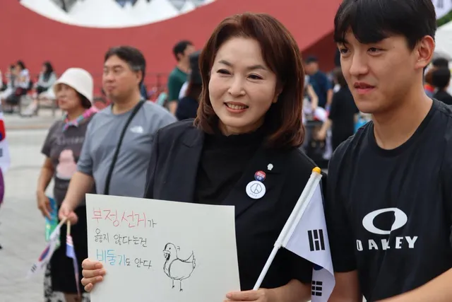 오늘 올림픽공원에서 
한 어린이가 직접 그려 건네준 
피켓을 하루 종일 들고 다녔습니다. 
"부정선거가 옳지 않다는 건 비둘기도 안다." 

삐