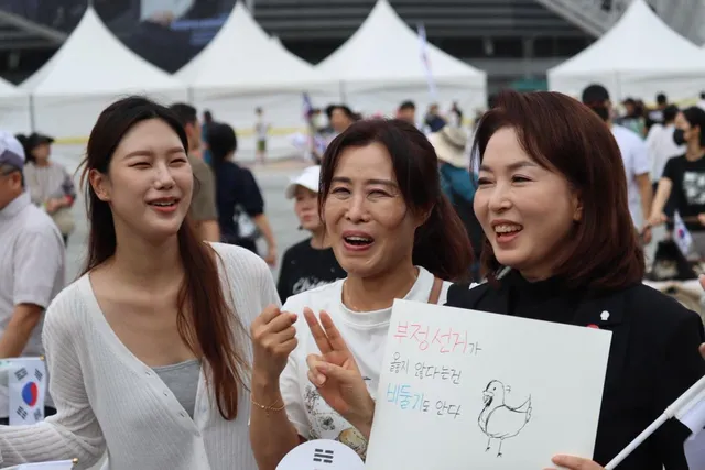 오늘 올림픽공원에서 
한 어린이가 직접 그려 건네준 
피켓을 하루 종일 들고 다녔습니다. 
"부정선거가 옳지 않다는 건 비둘기도 안다." 

삐