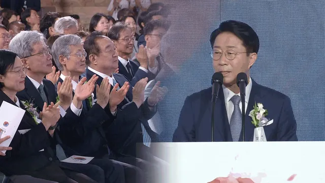 제헌절 경축식서 나온 ‘개헌론’…“특위 구성 제안”·“졸속 개헌 안...

[앵커] 제헌절을 맞아, 어제 국회에서 열린 경축식에서 조정식 국회의