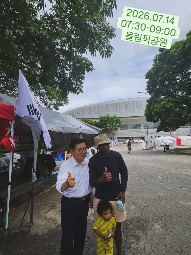 [오늘도, 올림픽공원 개표소를 찾았습니다]

아침부터 저녁까지 현장을 지키는 시민들을 만나 이야기를 나누고, 손을 맞잡고, 함께 사진도 남겼습니