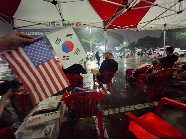 비오는 밤 올공!
젊은 에너지가 넘치네요

부정선거 재선거!
당일투표 수개표!!