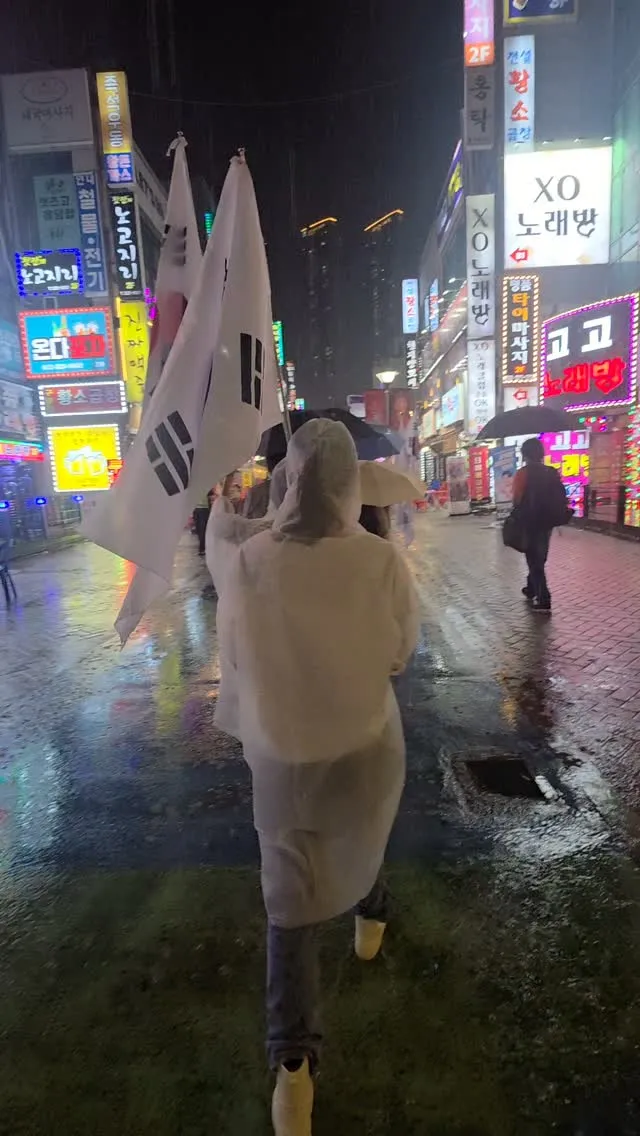 7/17 올공에서 외치는 분들과 같은마음으로 
부천에서도 부정선거 재선거 외쳤습니다!
올공에 많이들 가셨고 비가와서 많이 못오시지 않을까 걱정했